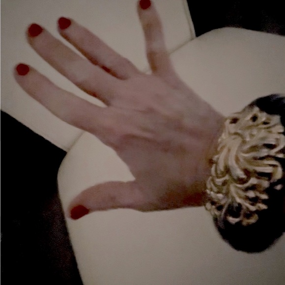 Vintage Inna Cytrine Black Lucite Hinged Clamp Gold Tone Bangle Bracelet - Picture 6 of 7